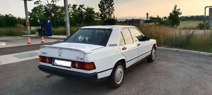 Mercedes-Benz 190 1988 photo 2
