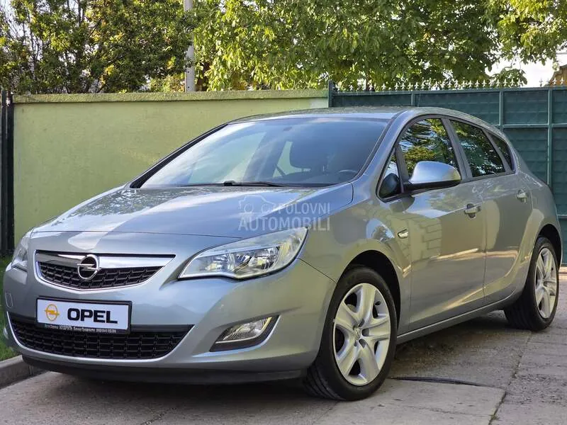 Opel Astra J 2010 photo 5
