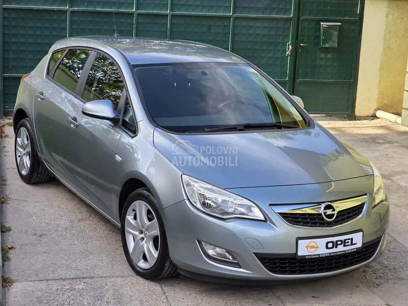 Opel Astra J 2010 photo 3