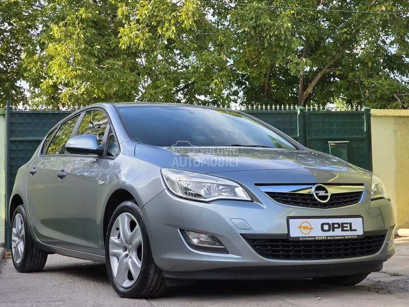 Opel Astra J 2010 photo 2
