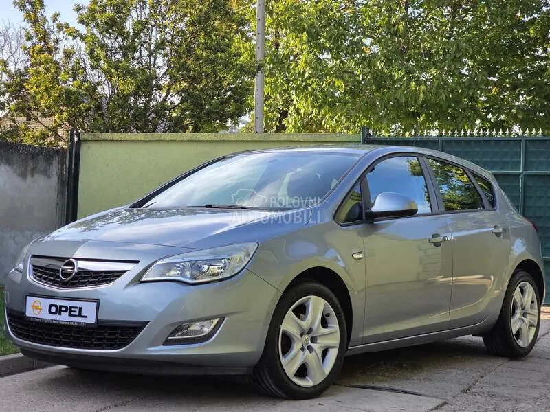 Opel Astra J 2010 photo 4