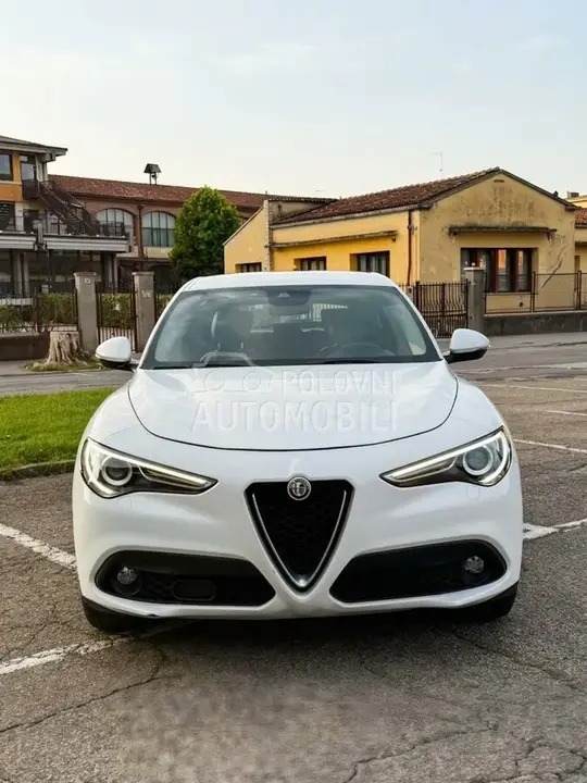 Alfa Romeo Stelvio 2017 photo 2