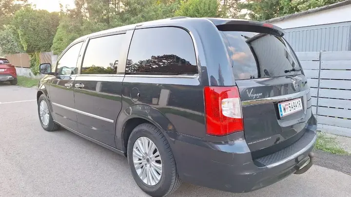 Lancia Voyager 2013 photo 2