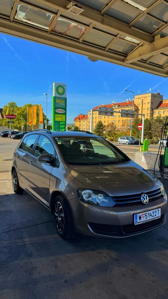 Volkswagen Golf 2010 photo 2