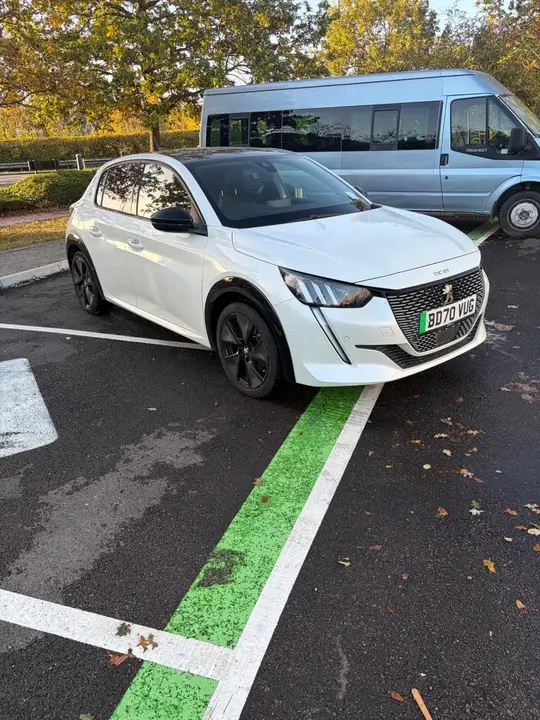 Peugeot E-208