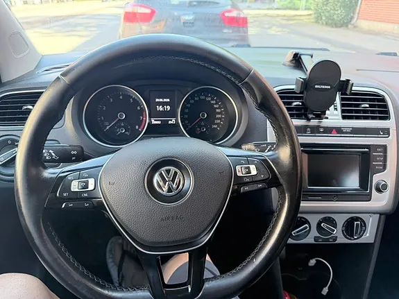 Volkswagen Polo 2015 photo 2