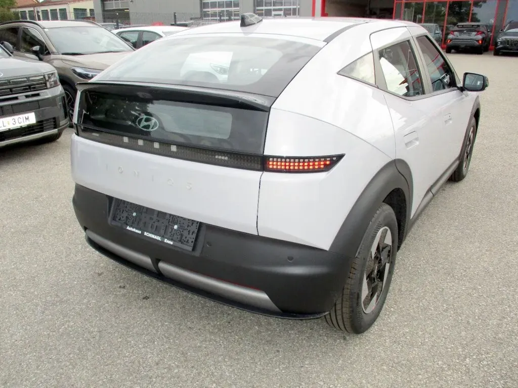 Hyundai Ioniq 3 photo 3