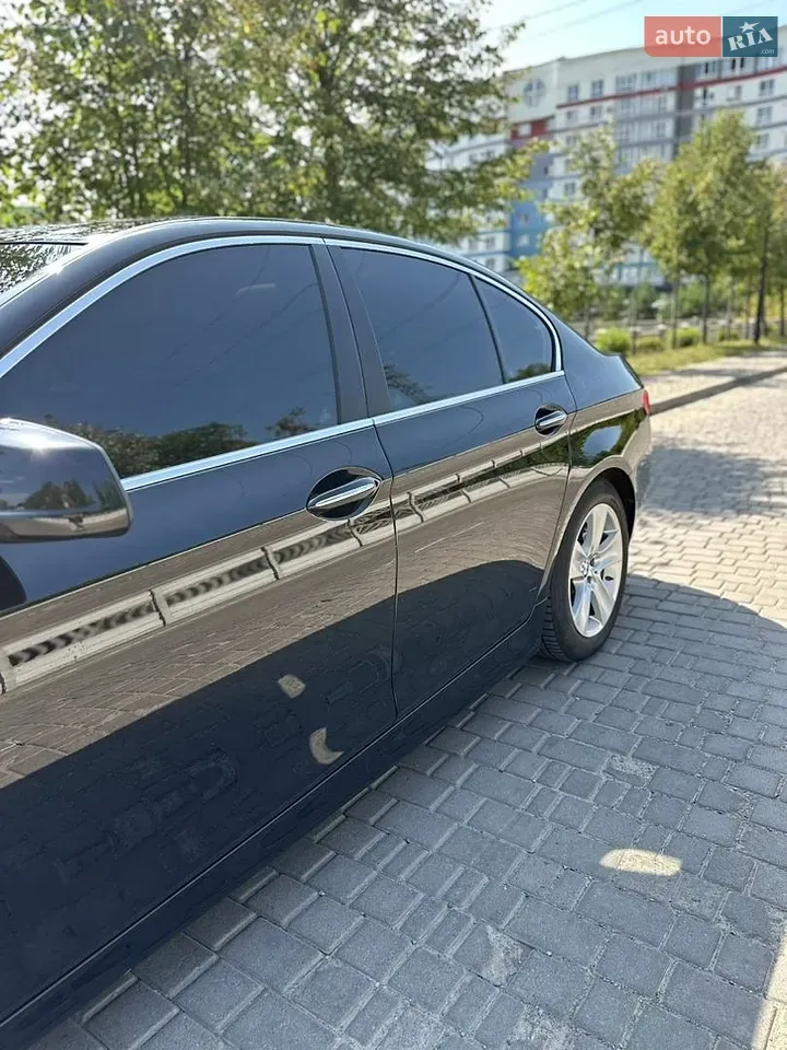 BMW 5 Series 2011 photo 2