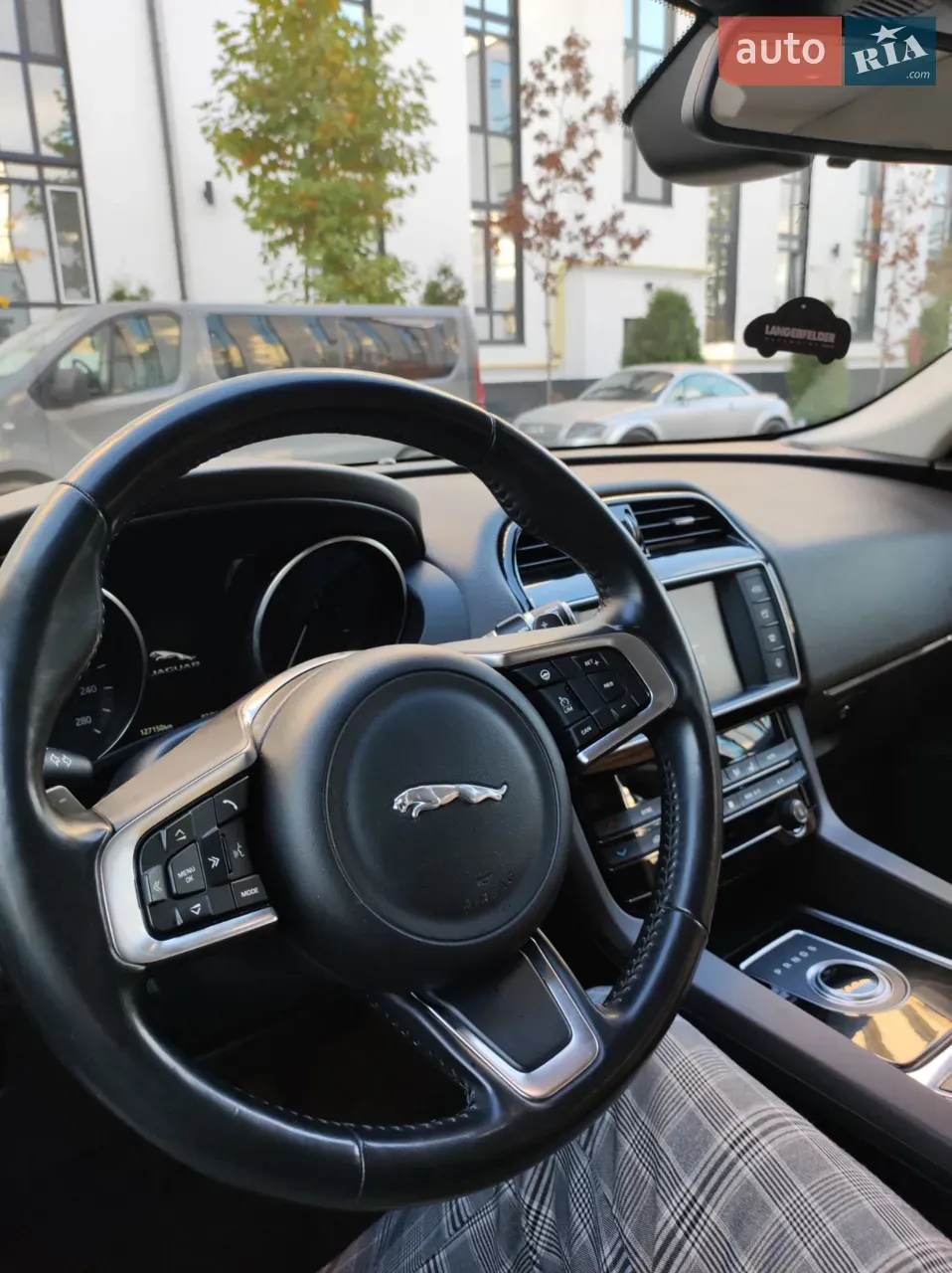 Jaguar F-Pace 2017 photo 2