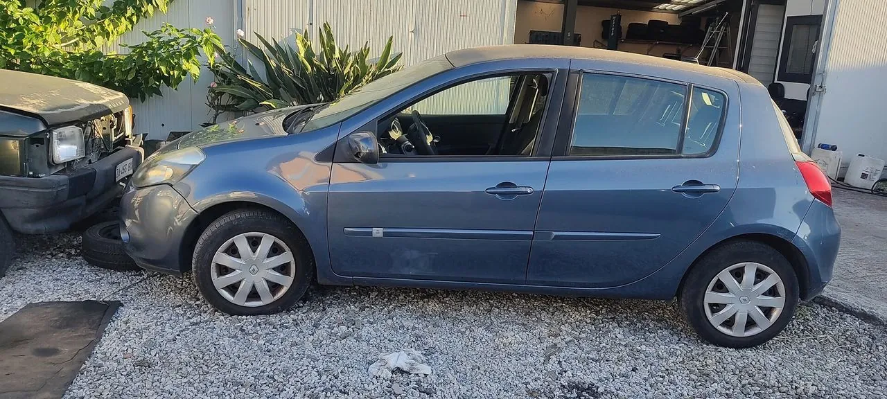 Renault Clio 2010 photo 2