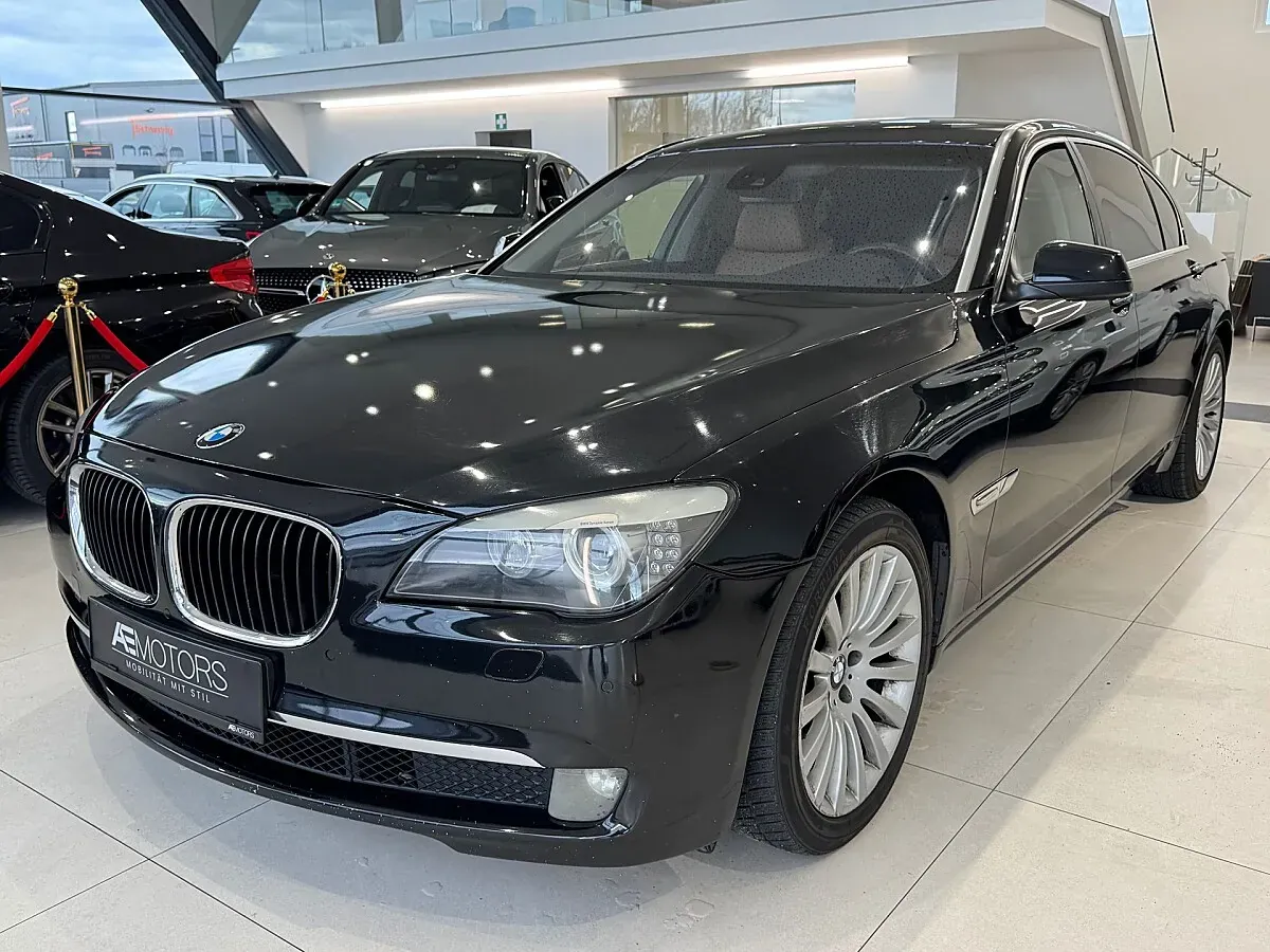 BMW 7 Series 2011 photo 2
