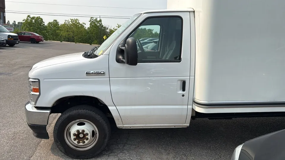Ford E-450 2025 photo 3