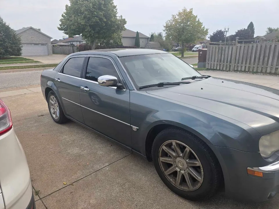 Chrysler 300 2005 photo 2