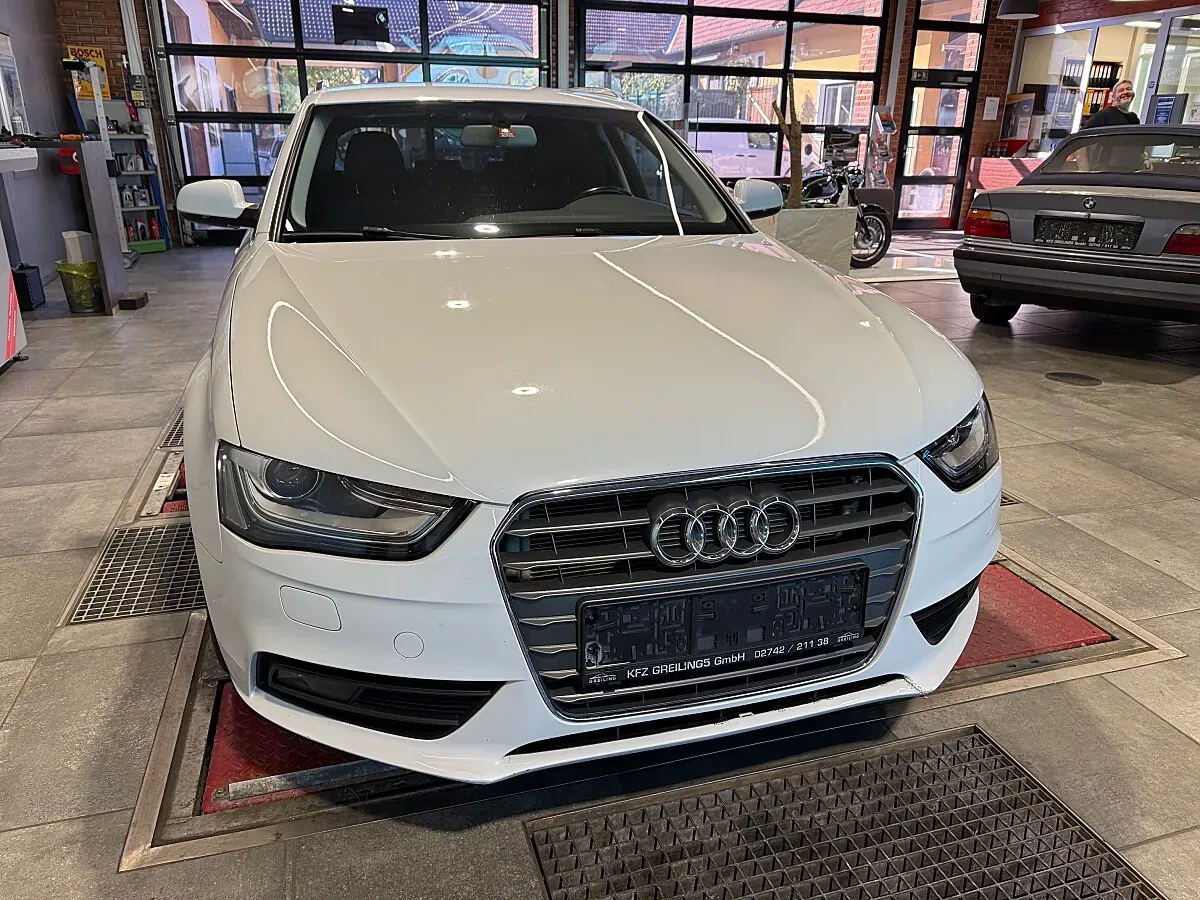Audi A4 2012 photo 2