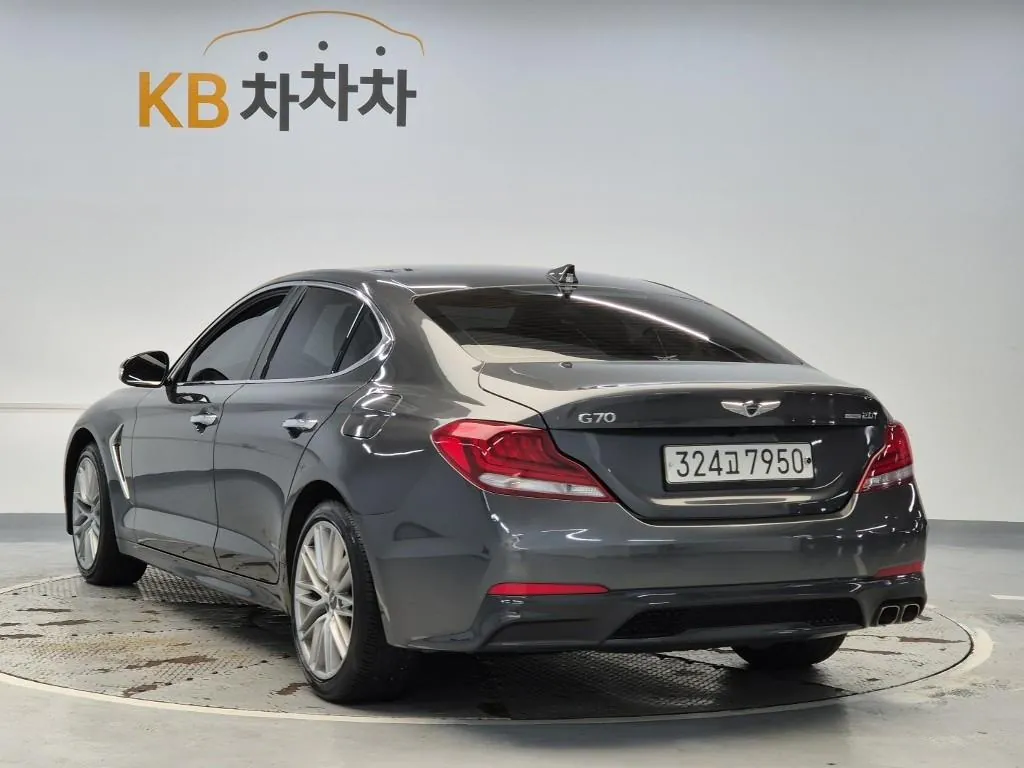 Genesis G70 2020 photo 2