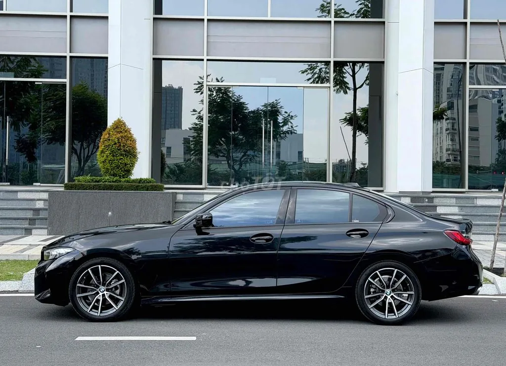 BMW 3 Series 2023 photo 3