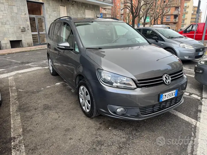 Volkswagen Touran 2012 photo 2