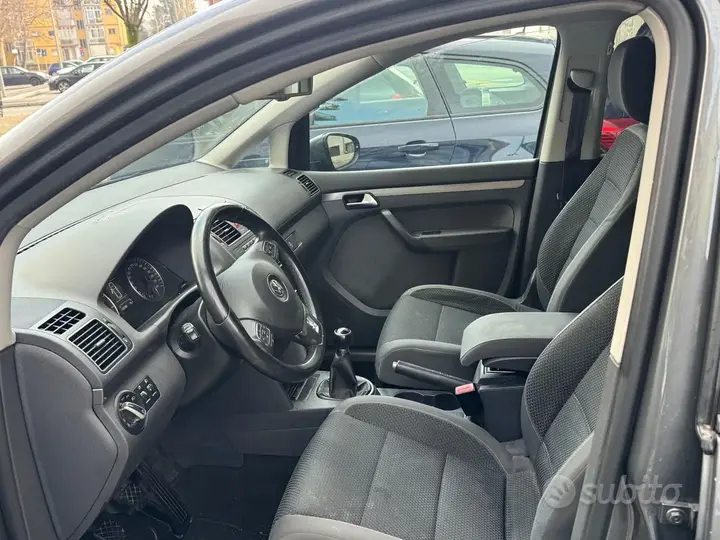 Volkswagen Touran 2012 photo 4