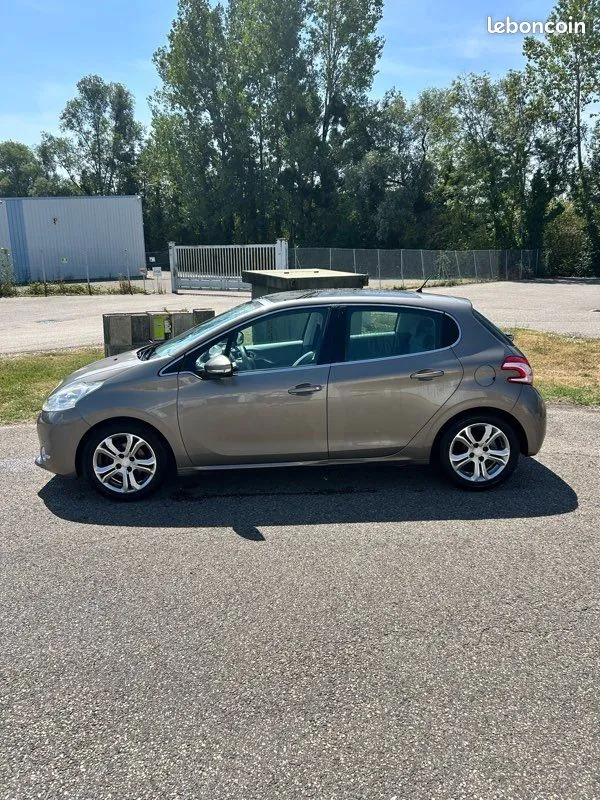 Peugeot 208 2012 photo 2