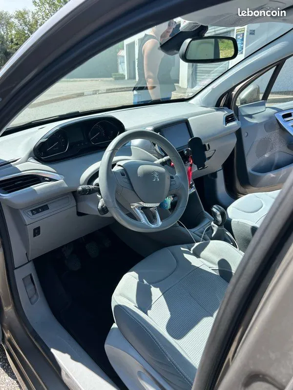 Peugeot 208 2012 photo 3