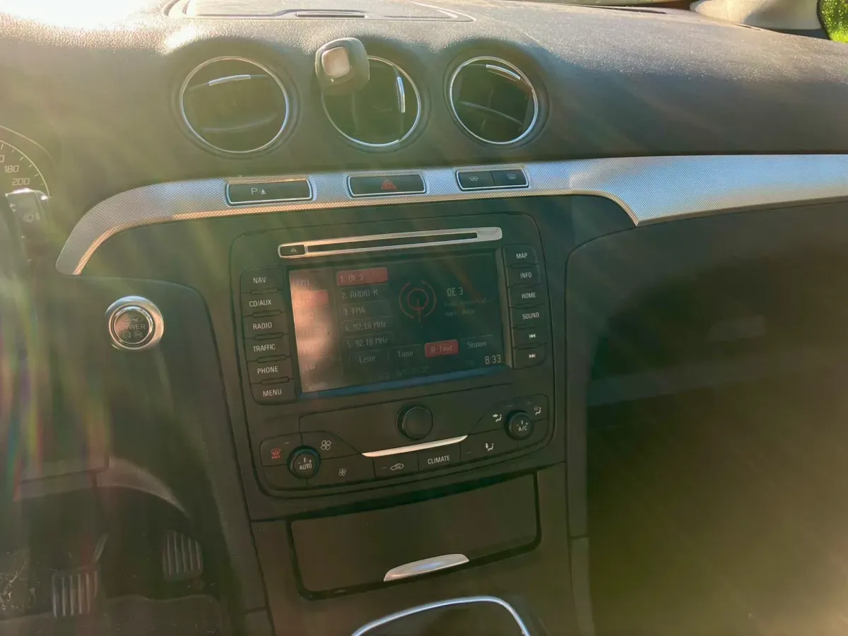 Ford Galaxy 2015 photo 2