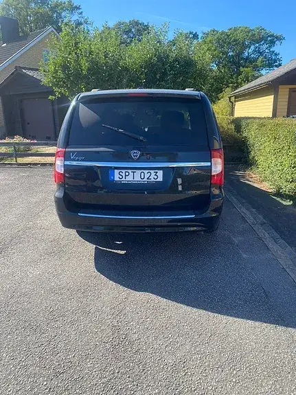 Lancia Voyager 2015 photo 2