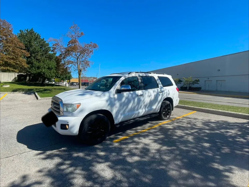 Toyota Sequoia 2012 photo 2