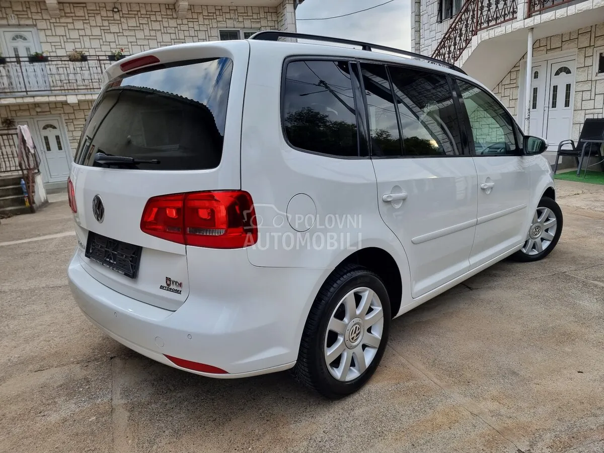 Volkswagen Touran 2012 photo 2