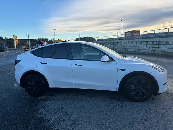 Tesla Model Y 2024 photo 2