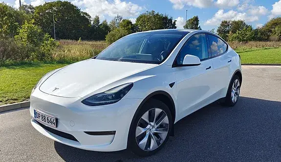 Tesla Model Y 2023 photo 2
