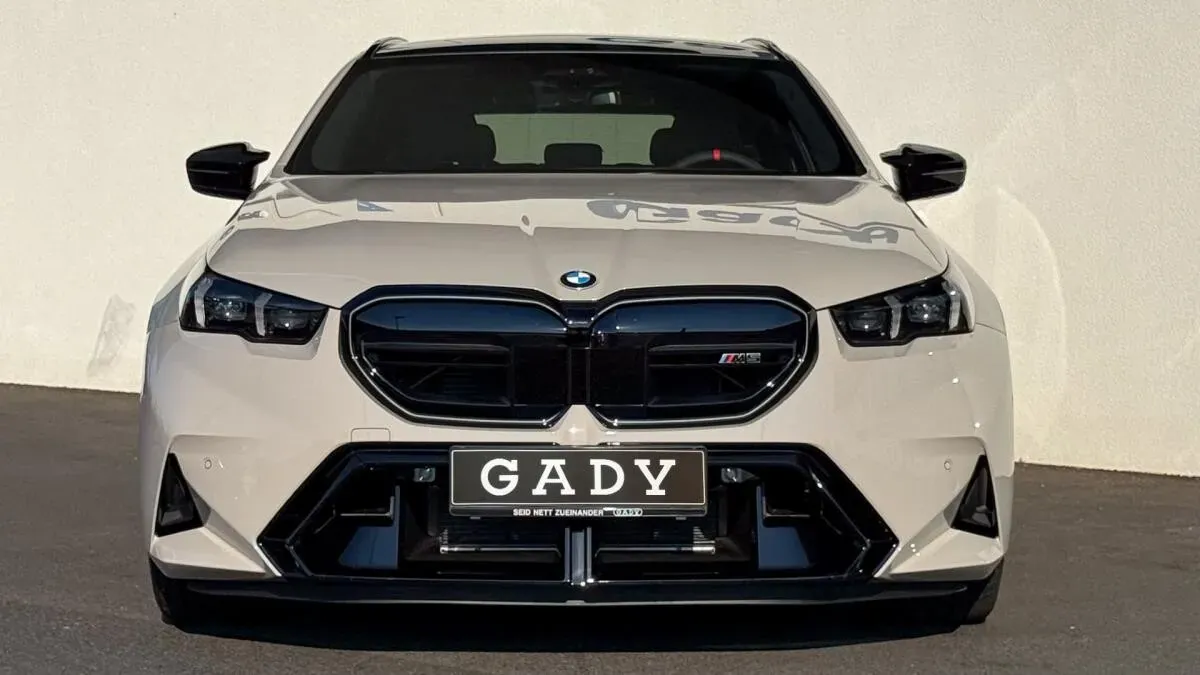 BMW 5 Series photo 2