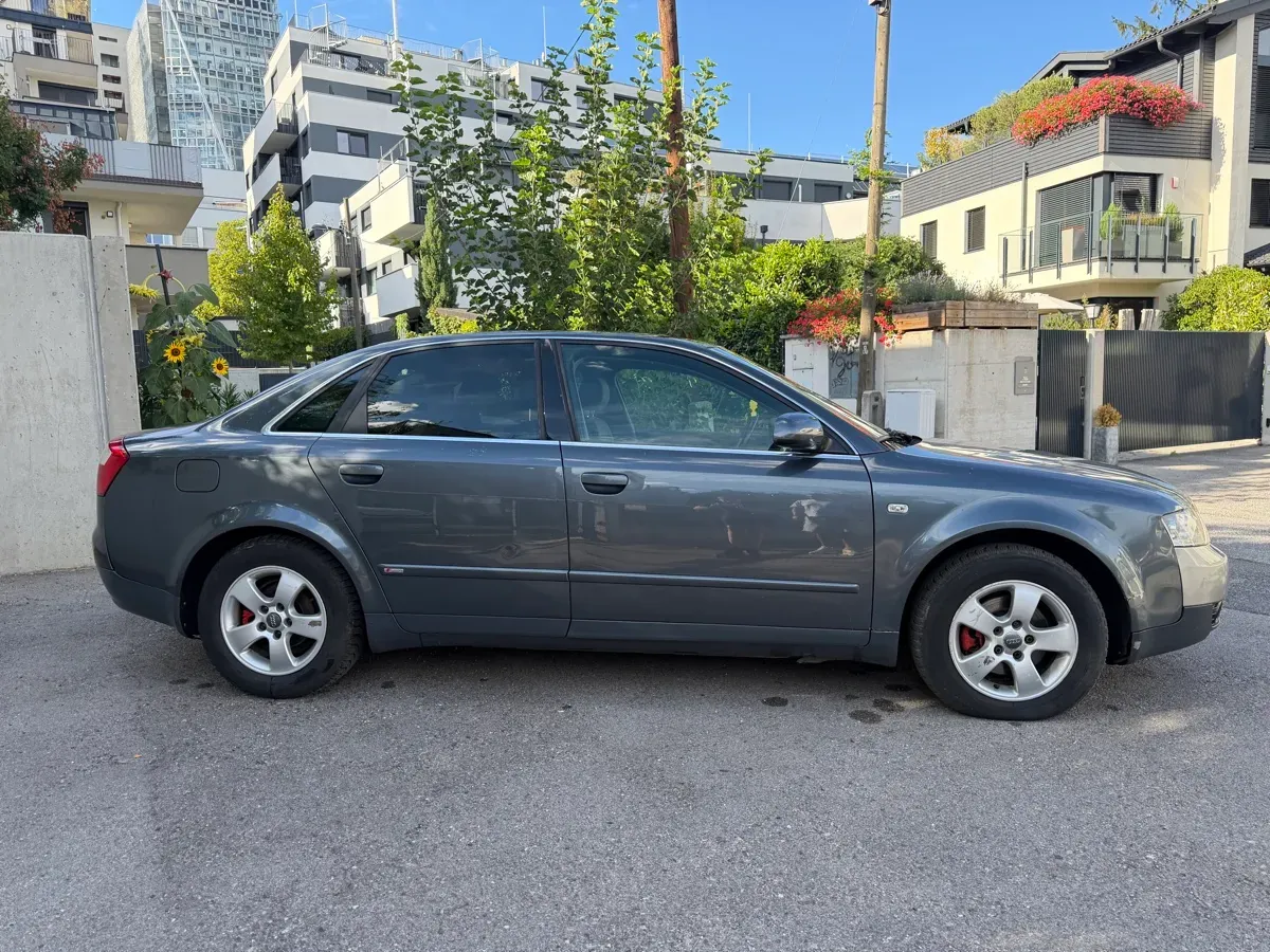 Audi A4 2004 photo 2
