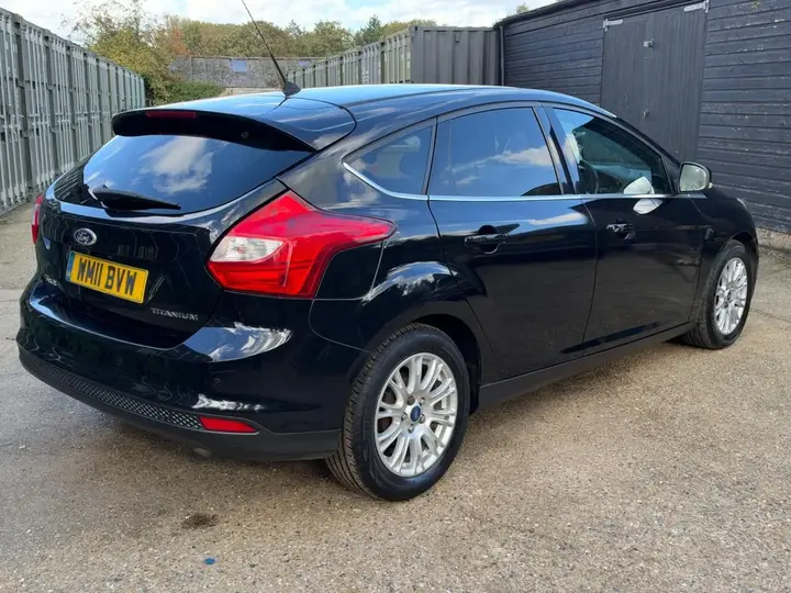 Ford Focus 2011 photo 2