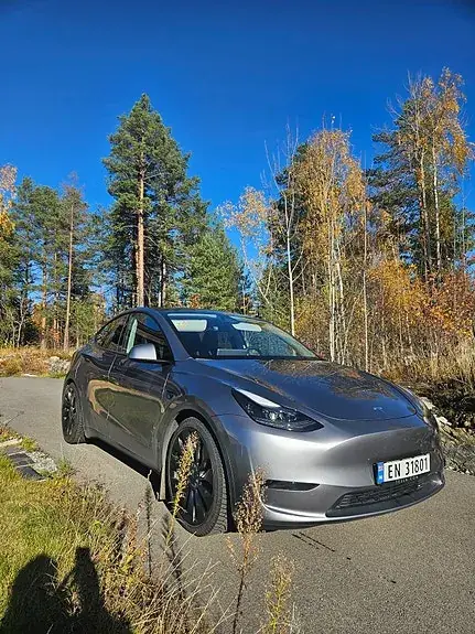 Tesla Model Y 2025 photo 2