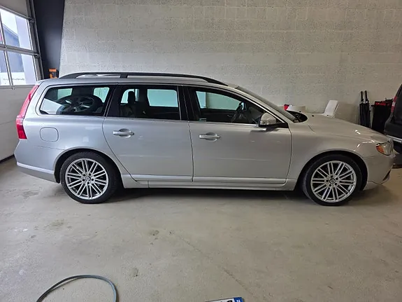 Volvo V70 2010 photo 2