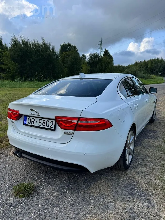 Jaguar Xe 2017 photo 5