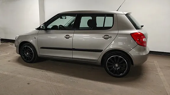 Skoda Fabia 2011 photo 2