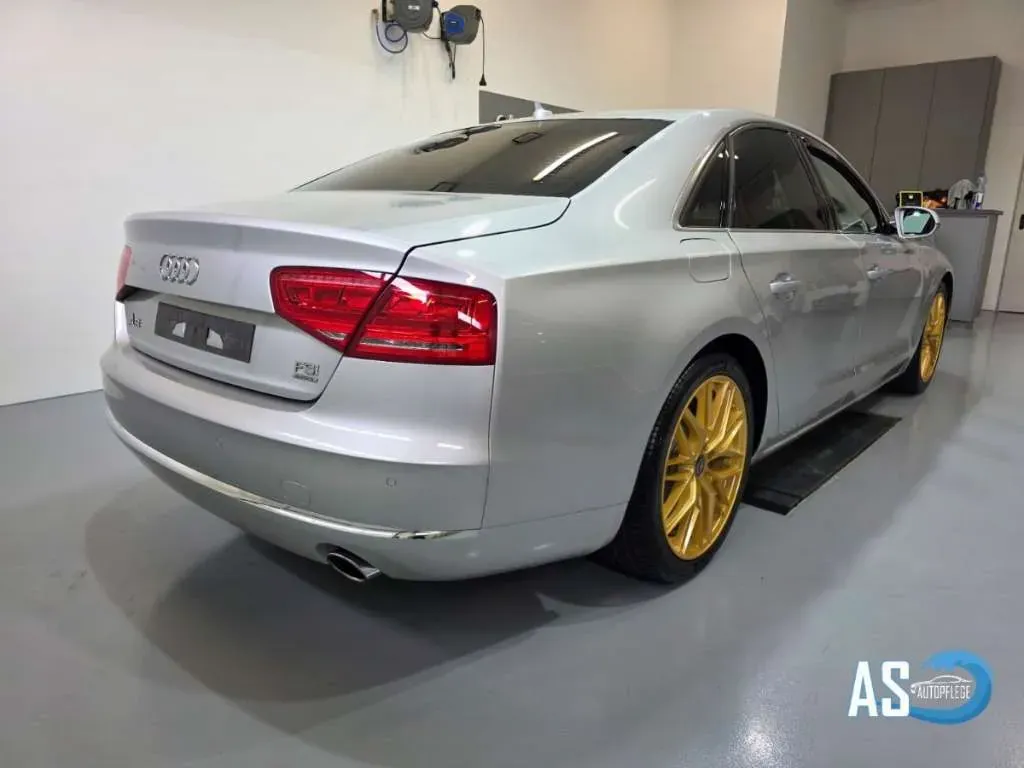 Audi A8 2010 photo 2