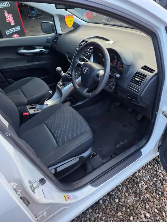 Toyota Auris 2011 photo 5