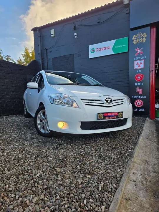 Toyota Auris 2011 photo 2