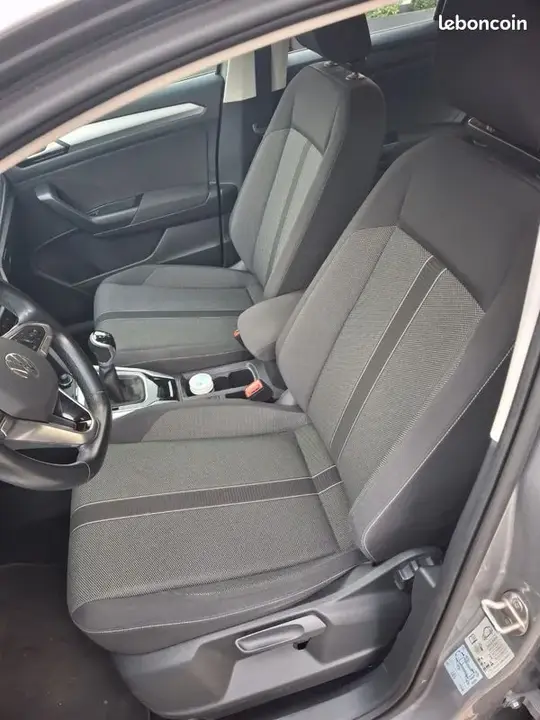 Volkswagen T-Roc 2023 photo 2