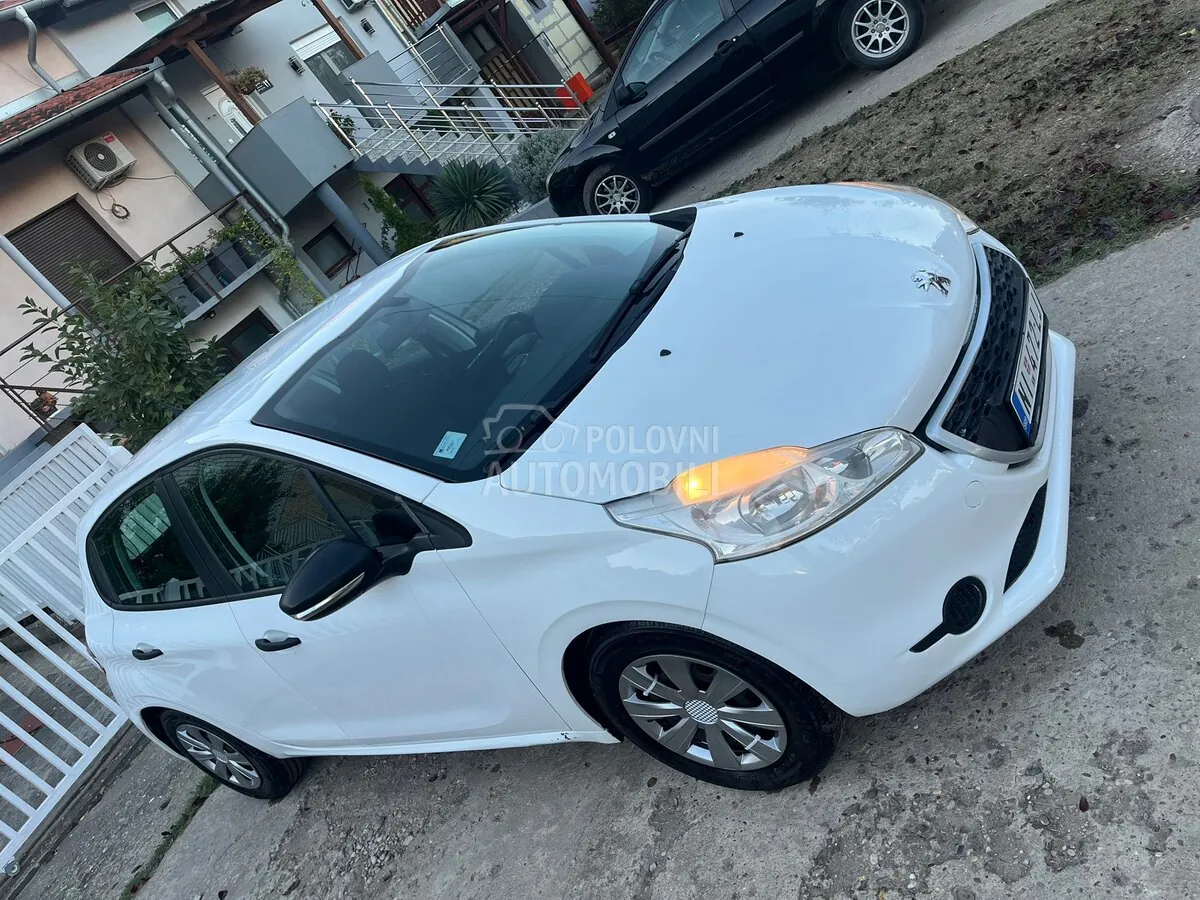 Peugeot 208 2013 photo 2