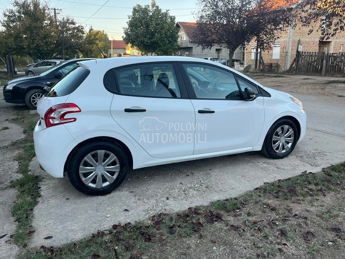 Peugeot 208 2013 photo 4