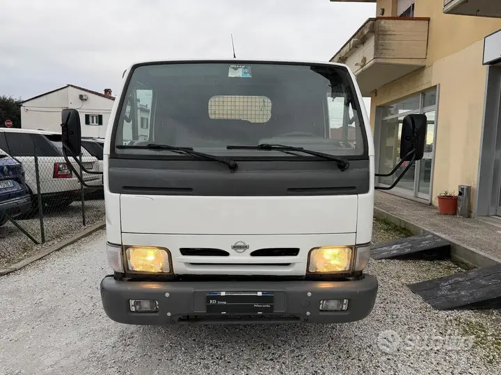 Nissan Cabstar 2003 photo 2