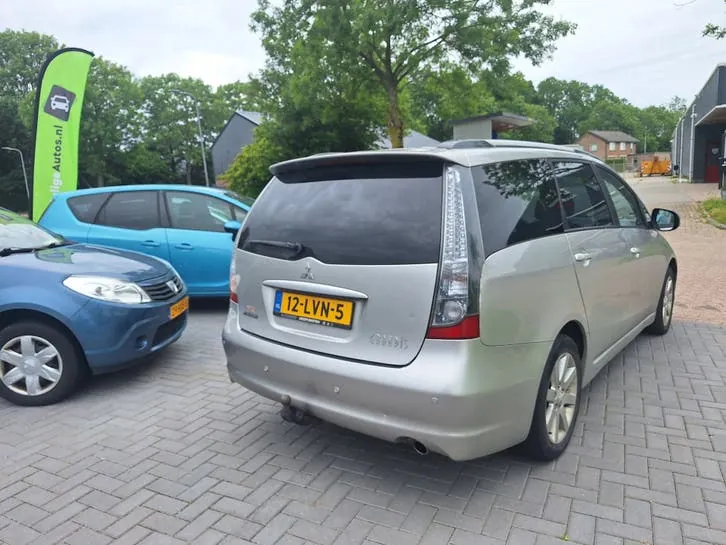 Mitsubishi Grandis 2010 photo 3