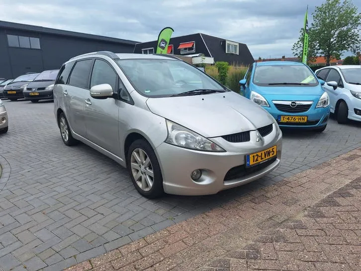 Mitsubishi Grandis 2010 photo 2
