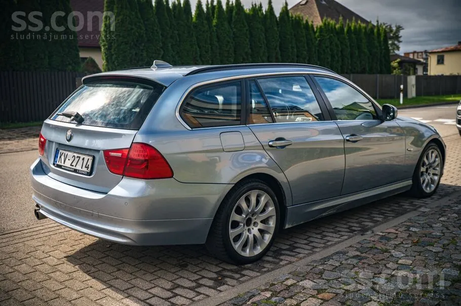 BMW 330 2010 photo 4