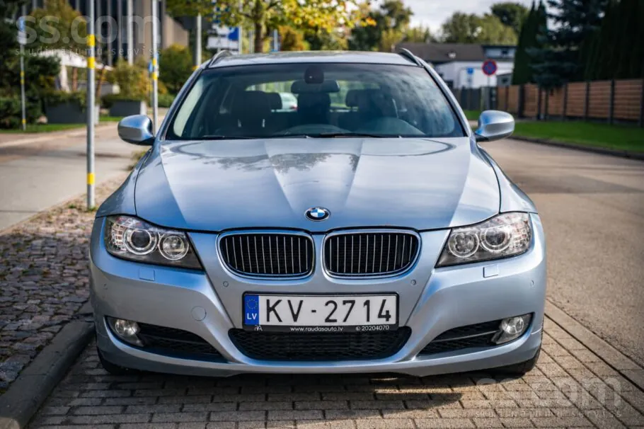 BMW 330 2010 photo 2