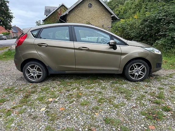 Ford Fiesta 2013 photo 2