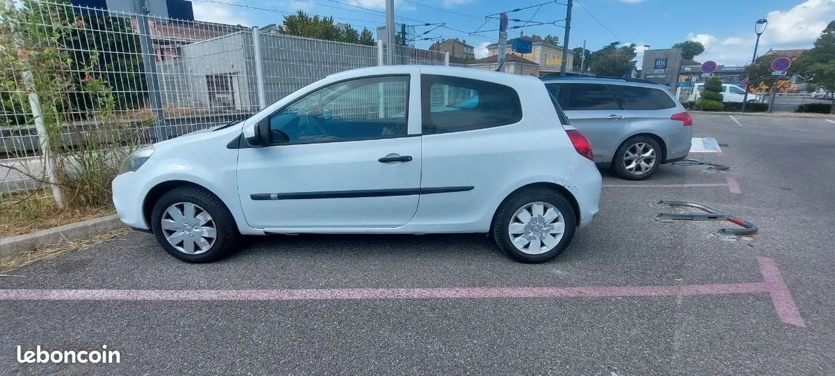 Renault Clio 2011 photo 2
